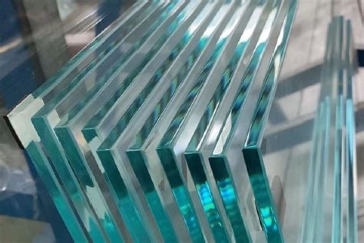 What is a glass stone kiss?